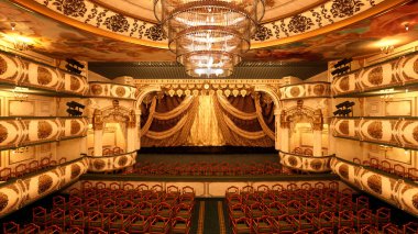 Boş sahnesi ve koltukları olan eski bir opera salonu. 3B görüntüleme.