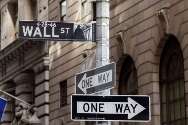 Wall Street ve Manhattan, New York 'ta tek yön tabelalar.