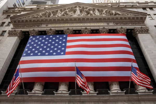 2009年2月16日 纽约市 在纽约证券交易所大楼的柱子上覆盖着一面巨大的美国国旗 — 图库照片