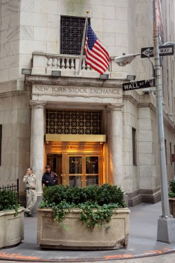 New York City, New York - 26 Eylül 2009: Wall Street 'teki New York Borsası girişi önünde güvenlik görevlileri.