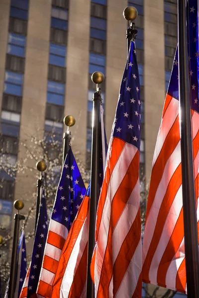 Rij Vlaggenmasten Amerikaanse Vlaggen Met Selectieve Focus Verlicht Door Zonlicht Stockafbeelding