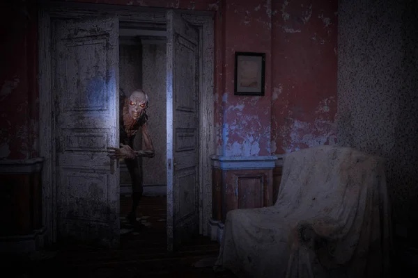 Monstro Papão Rastejando Pela Porta Velha Casa Assombrada Abandonada Halloween — Fotografia de Stock