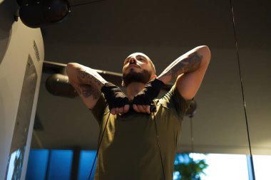 Davide Malfitano yakışıklı, beyaz bir erkek spor salonunda çalışıyor..