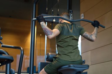 Davide Malfitano yakışıklı, beyaz bir erkek spor salonunda çalışıyor..