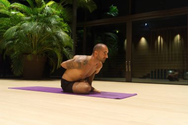 Omar Mura beyaz erkek yoga pozisyonu sergiliyor..