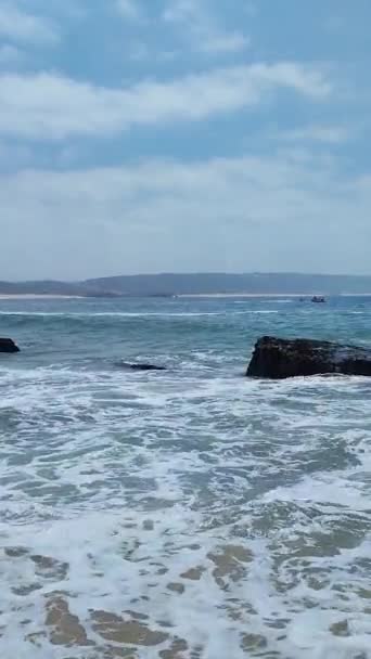 Atlantic Ocean Shoreline Nazare Beach Portugal Short Vertical Video — Stockvideo