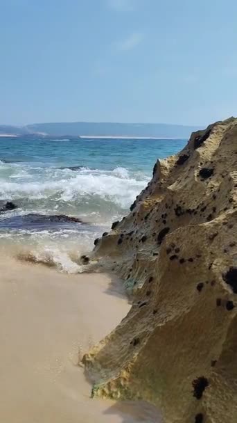 Ακτή Ατλαντικού Ωκεανού Της Παραλίας Nazare Στην Πορτογαλία Σύντομο Κάθετο — Αρχείο Βίντεο