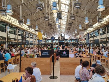 2022 yazında Lizbon, Portekiz 'deki Mola Pazarı' nın İçi.