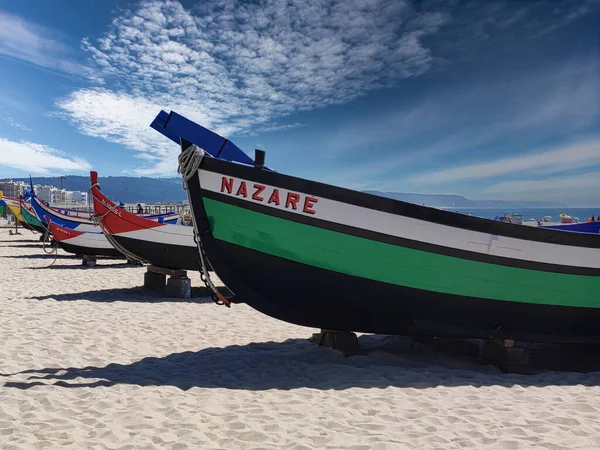 Portekiz Nazare Sahillerinde Eski Renkli Balıkçı Tekneleri Sergilendi — Stok fotoğraf