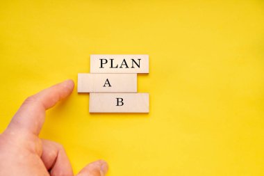 Bir iş adamının eli plan A seçeneğini seçer.