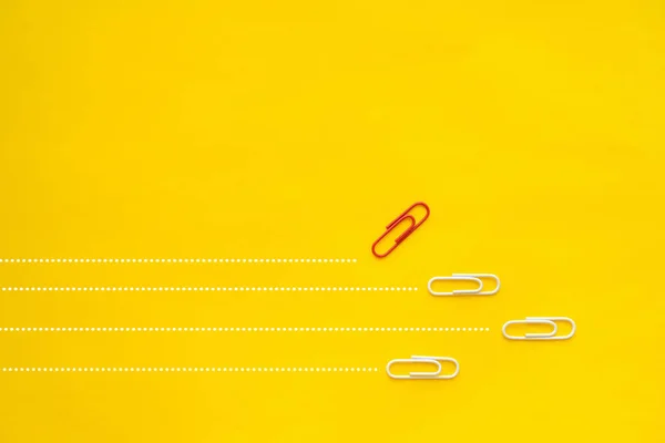 종이로 Paperclips 방향으로 방향을 가리키는 평면의 그룹이다 새로운 아이디어의 창조성 — 스톡 사진