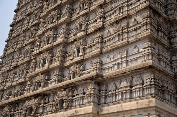 Utfärda utegångsförbud för står hög gopuram — Stockfoto