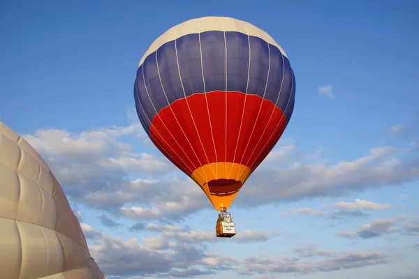 Bunter Heißluftballon mit heller brennender Flamme — Stockfoto