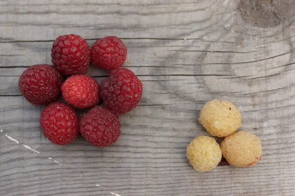 The composition of the ripe and juicy berries of raspberry — Stock Photo, Image