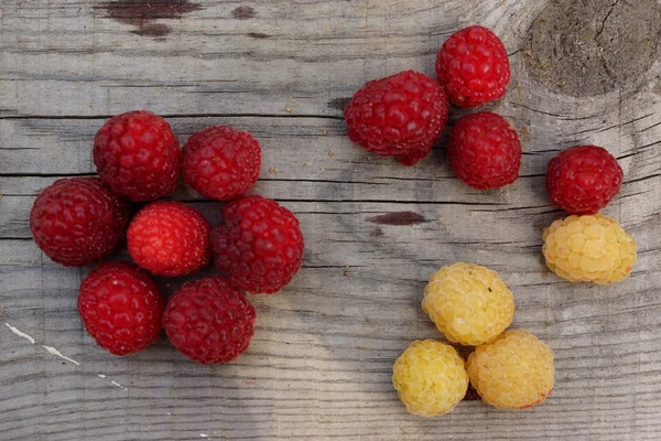 Skład dojrzałe i soczyste owoce malin — Zdjęcie stockowe