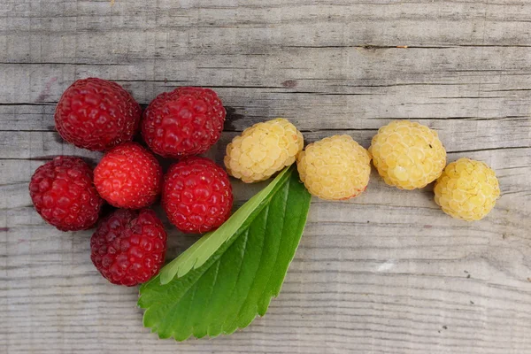 Состав спелых и сочных ягод малины — стоковое фото