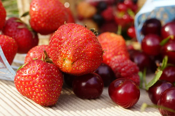 Bayas dulces de verano: fresas, cerezas, grosellas, frambuesas — Foto de Stock