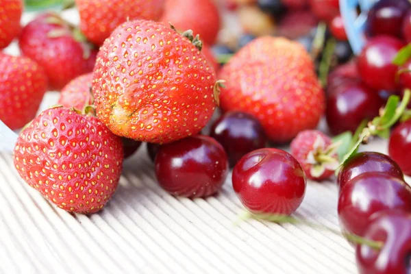 Strawberries and cherries — Stock Photo, Image