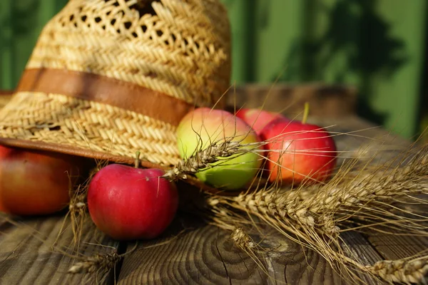 Sombrero de manzanas, trigo y paja —  Fotos de Stock