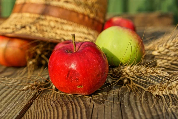 Jabłka, pszenicy i Słomkowy kapelusz — Zdjęcie stockowe