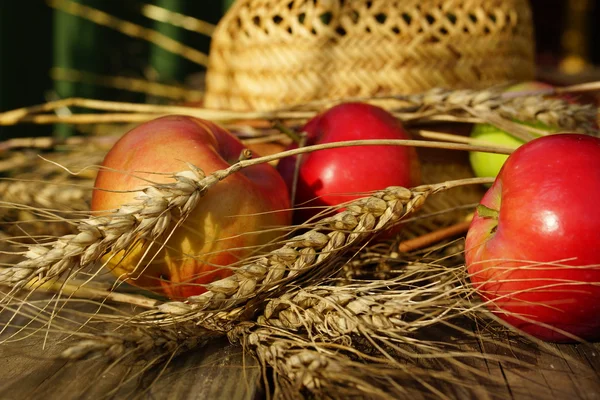 Elma, buğday kulak ve hasır şapka — Stok fotoğraf