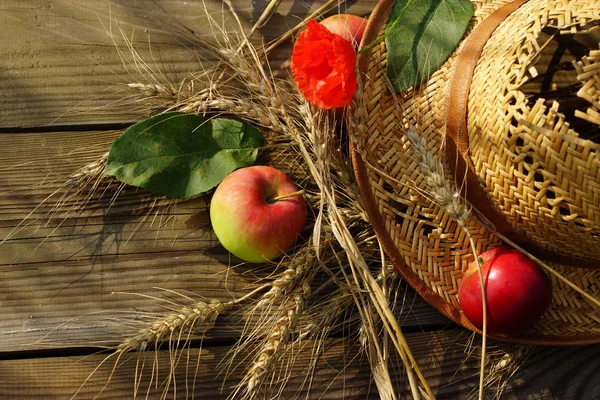 Jabłka, pszenica uszy i Słomkowy kapelusz — Zdjęcie stockowe