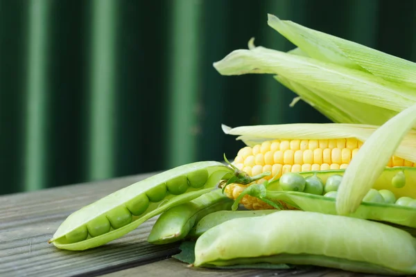 Jagung tongkol dan kacang polong — Stok Foto