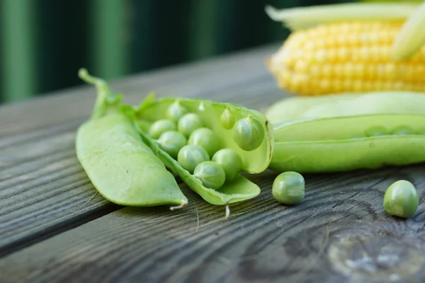 Maiskolben und Erbsenschoten — Stockfoto