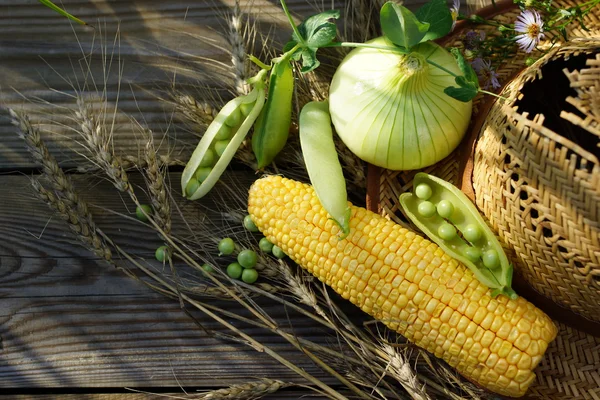 Composición rural con guisantes, maíz y sombrero de paja — Foto de Stock