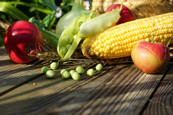 Kacang polong, jagung, apel dan telinga gandum — Stok Foto