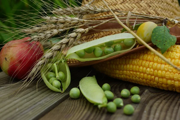 Guisantes, maíz y sombrero de paja . — Foto de Stock