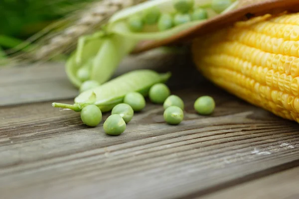 Guisantes, maíz y sombrero de paja . — Foto de Stock