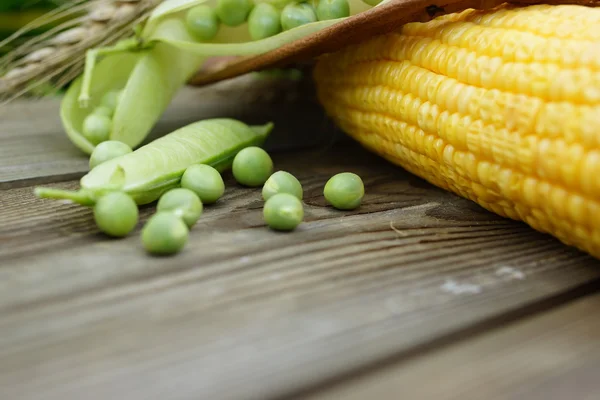 Komposisi pedesaan dengan kacang polong, jagung dan topi jerami — Stok Foto