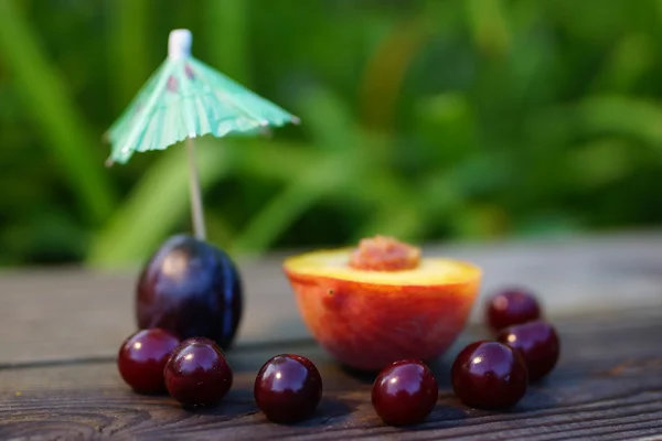 Peach, cherries and plum — Stock Photo, Image