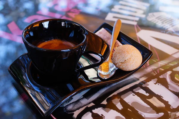 A cup of espresso coffee with biscuits and sugar — Stock Photo, Image
