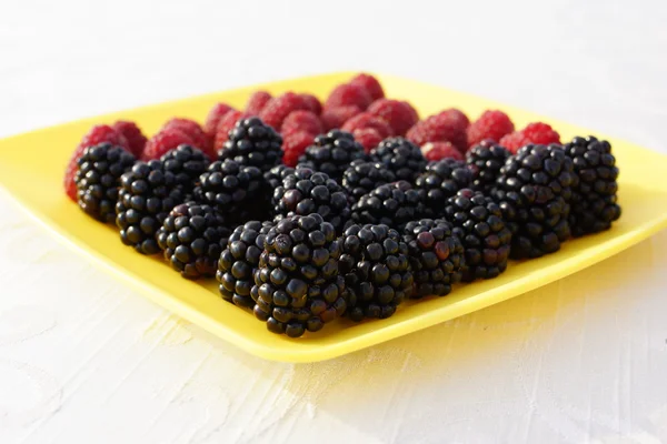 Blackberries and raspberries on a platter — Stock Photo, Image