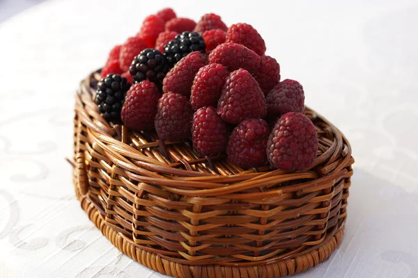 Blackberries and raspberries on a platter — Stock Photo, Image