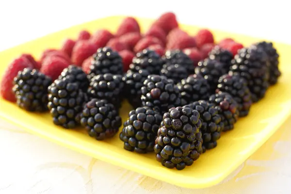 Blackberries and raspberries on a platter — Stock Photo, Image