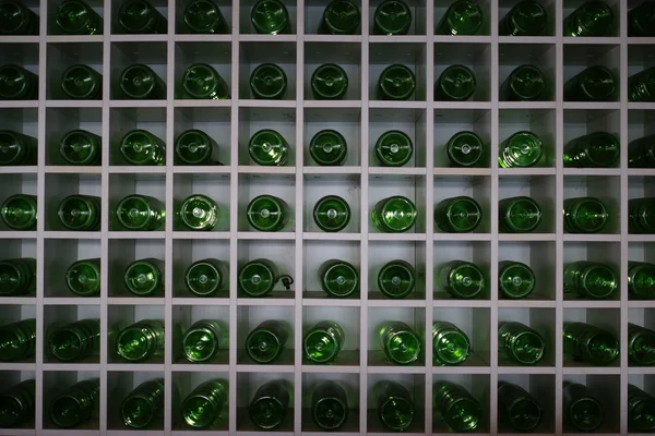 Gröna flaskor i celler — Stockfoto