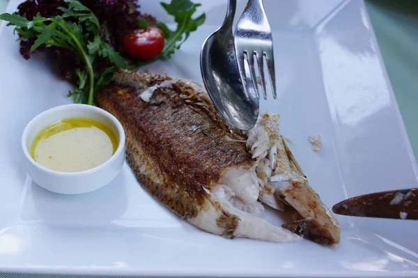 Delicioso peixe grelhado em um prato . — Fotografia de Stock