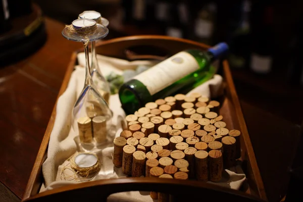 Nature morte avec bouteille de vin, verre, liège et bougies — Photo