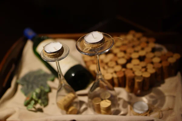 Natureza morta com garrafa de vinho, vidro, cortiça e velas — Fotografia de Stock