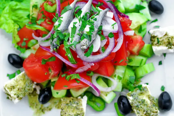 Griekse salade met vis. — Stockfoto