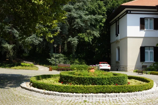 Villa und ein schattiger Sommergarten. — Stockfoto