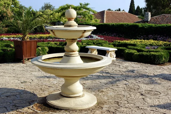 Gartenmöbel und Gartenmöbel. Brunnen. — Stockfoto