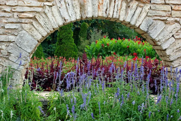 Arco di pietre in giardino . — Foto Stock