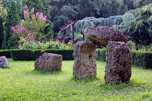 Jardín y piedras que parecen Stonehenge . —  Fotos de Stock