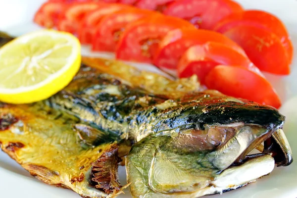 Gebratener Fisch auf einem Teller. — Stockfoto