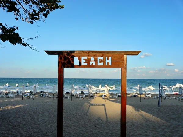 Señal de playa y camas de sol — Foto de Stock