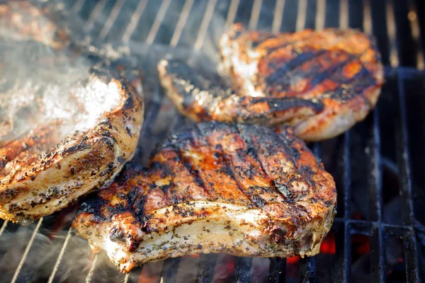 Carne di maiale affumicata alla griglia . — Foto Stock